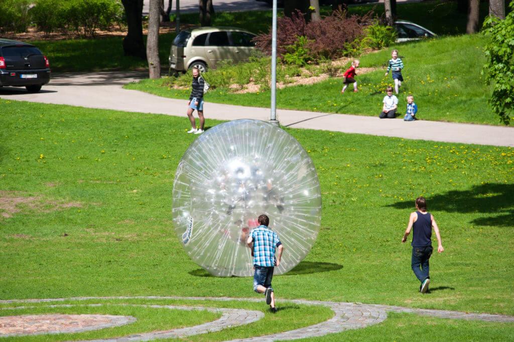 Hill Zorb, kura diametrs ir 3,2 metri.